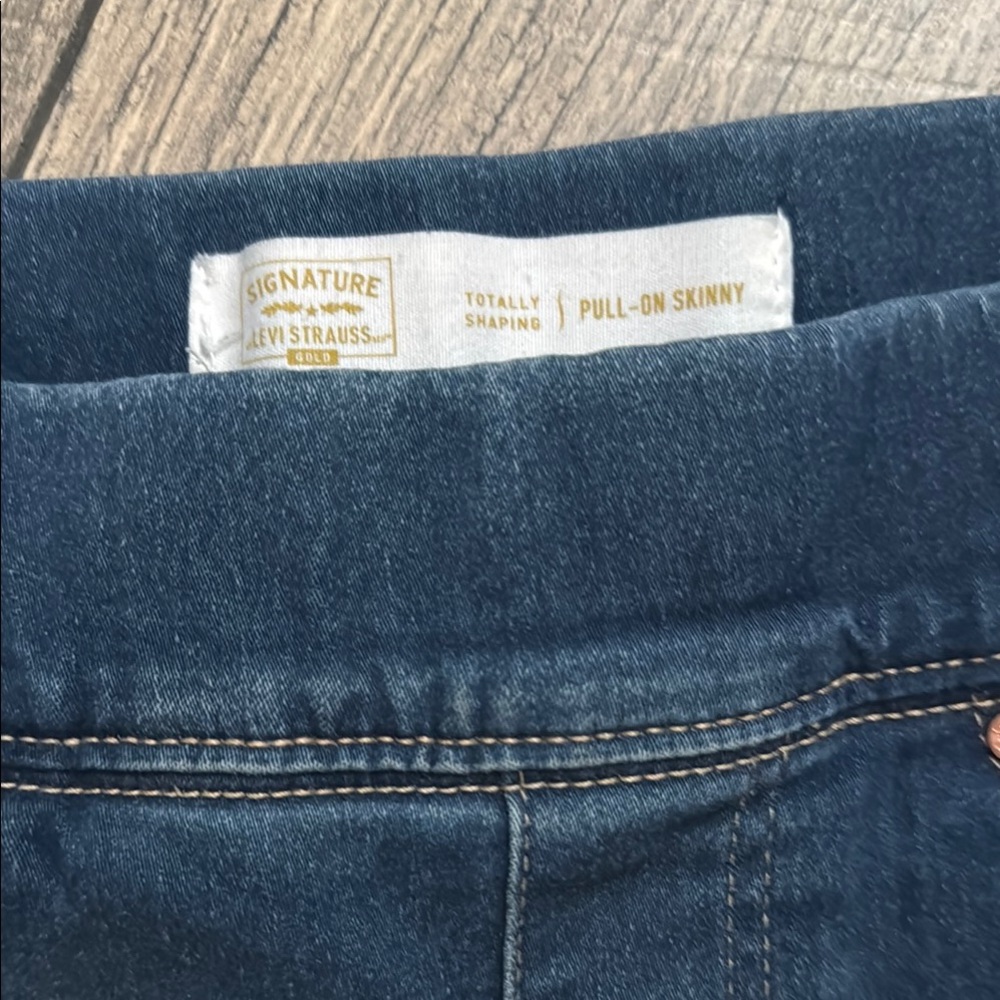 Levi's Pull On Skinny Jeans- Totally Shaping  Size 12 - Picture 2 of 9